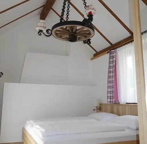 Alpina Holiday Living Ferienhaus Hébergement de vacances Tweng